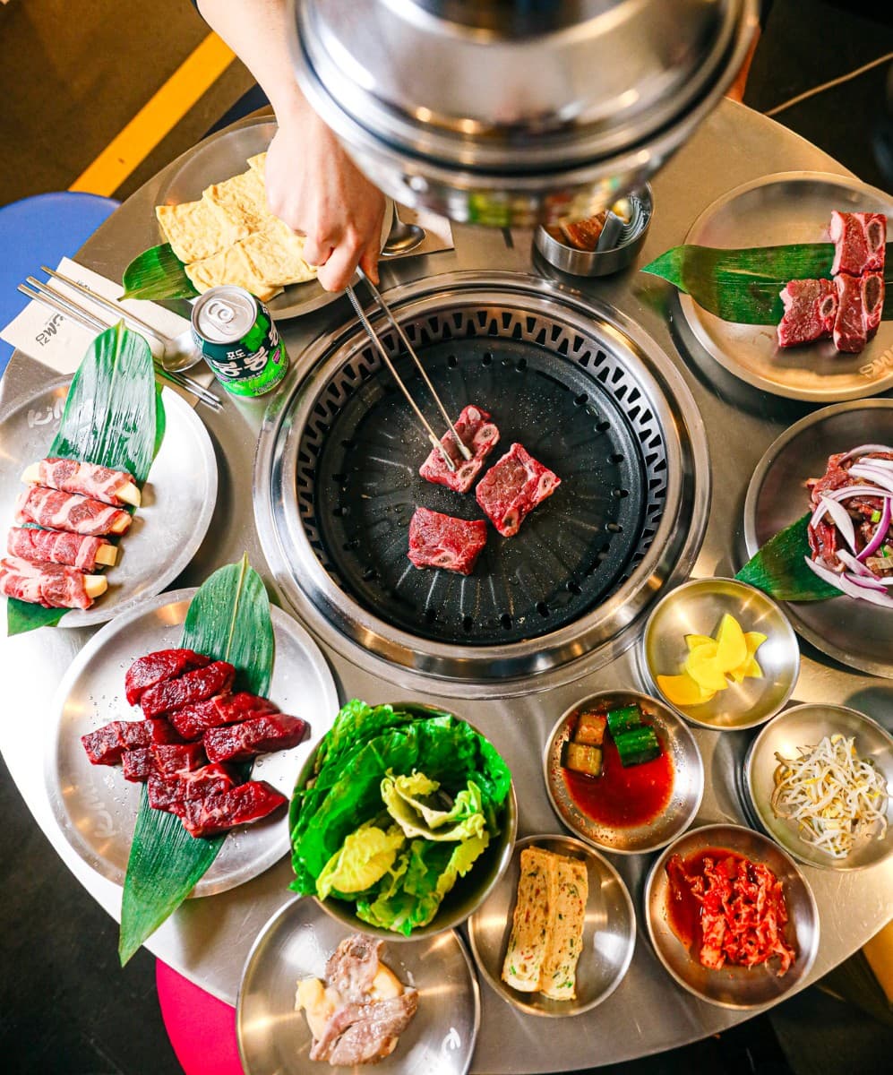 Mesa de banquete con comida coreana